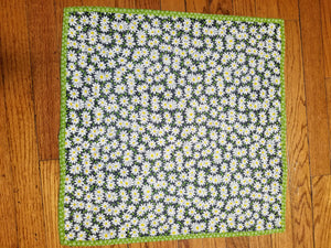 Table Topper - Pop of Daisies